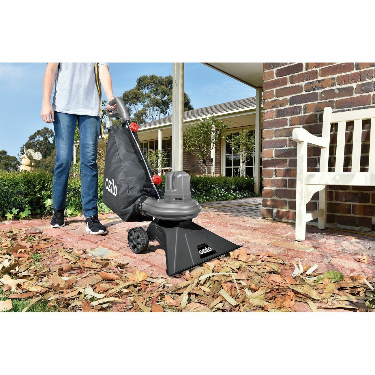 Ozito Portable 1600W Electric Garden Hoover Vacuum, Mulcher With 25 Litre Bag